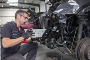 Lire la suite à propos de l’article Les Gardiens de la Route : Le Rôle Indispensable des Mécaniciens Poids Lourds Roumains dans le Transport Routier